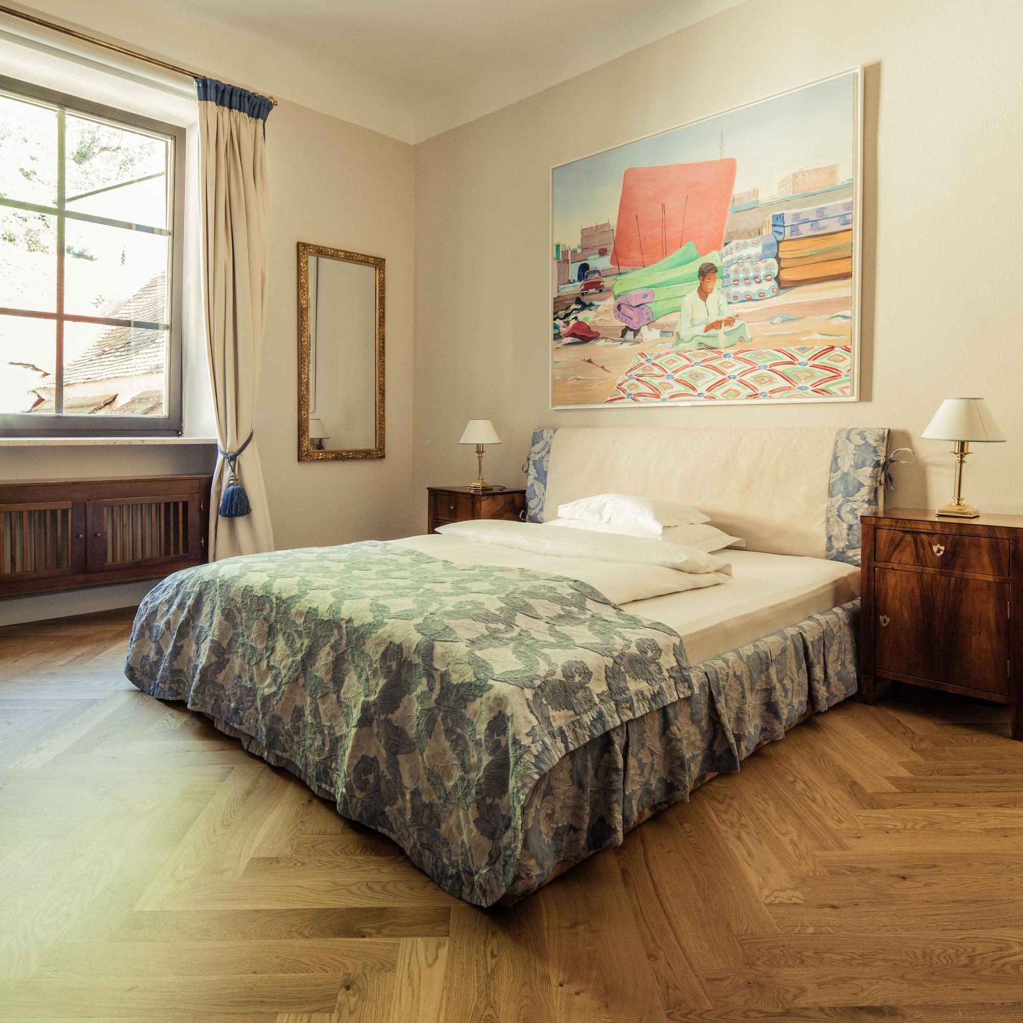 Schlossberghotel Graz Exterior foto A bed with a bed skirt