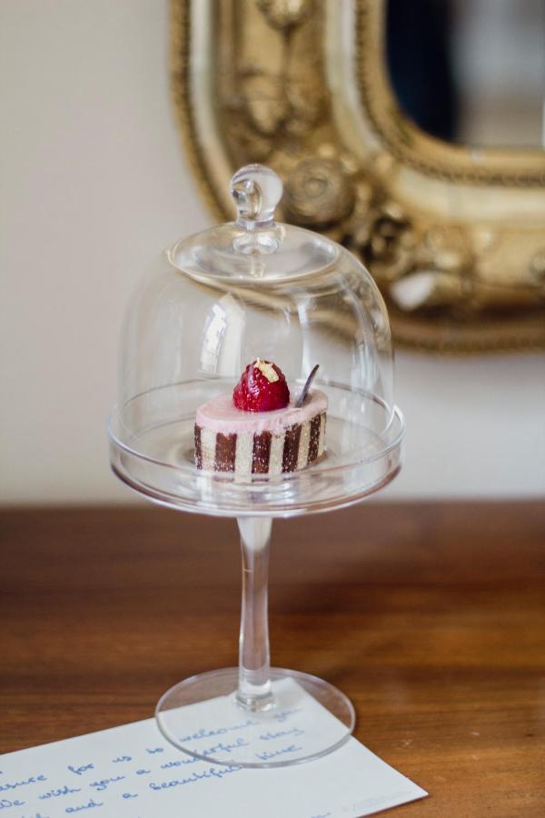 Schlossberghotel Graz Exterior foto A cake stand with a cake