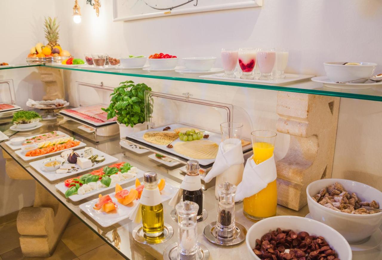 Schlossberghotel Graz Exterior foto A buffet at a hotel