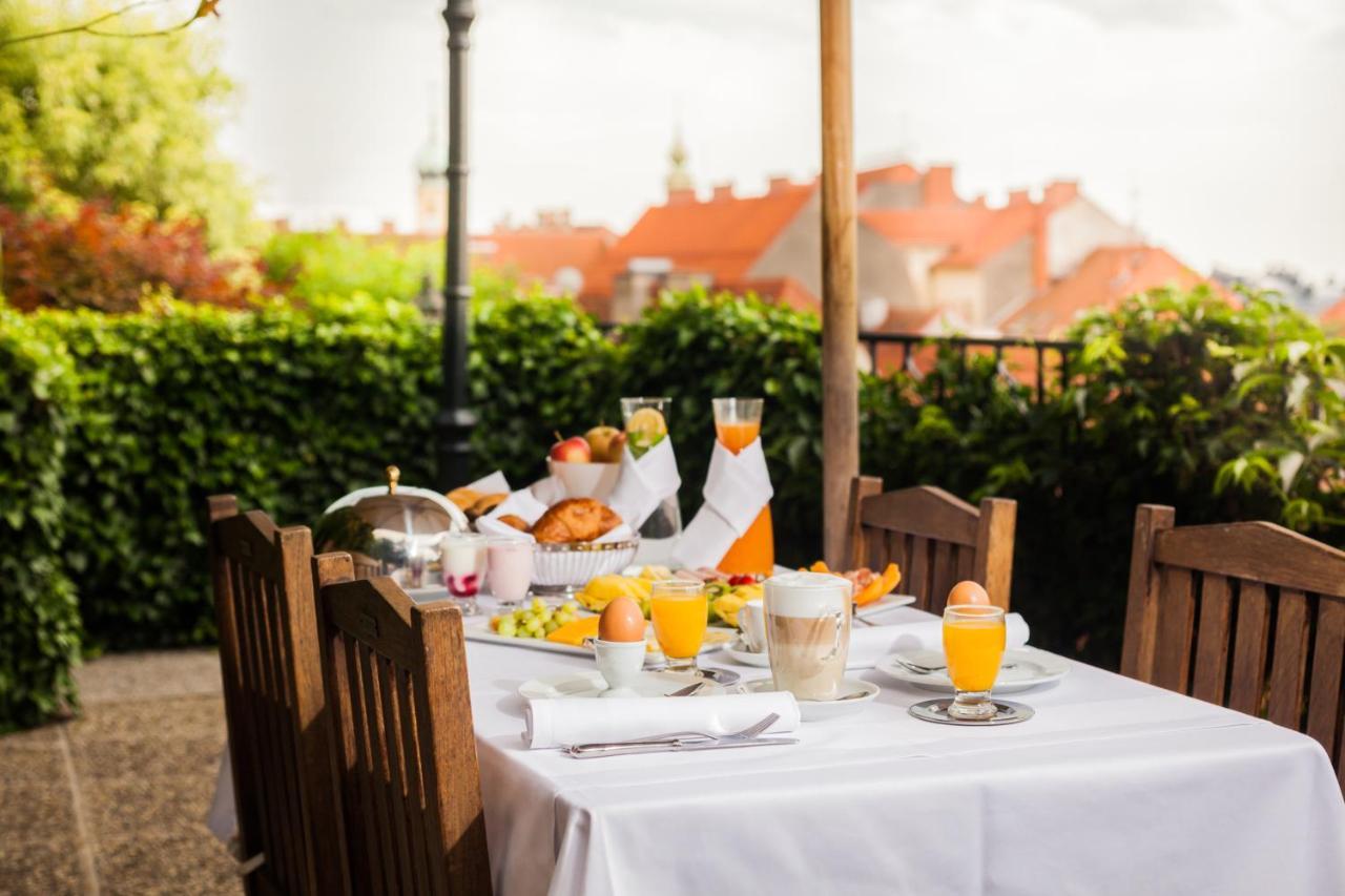 Schlossberghotel Graz Exterior foto Breakfast at the Hotel
