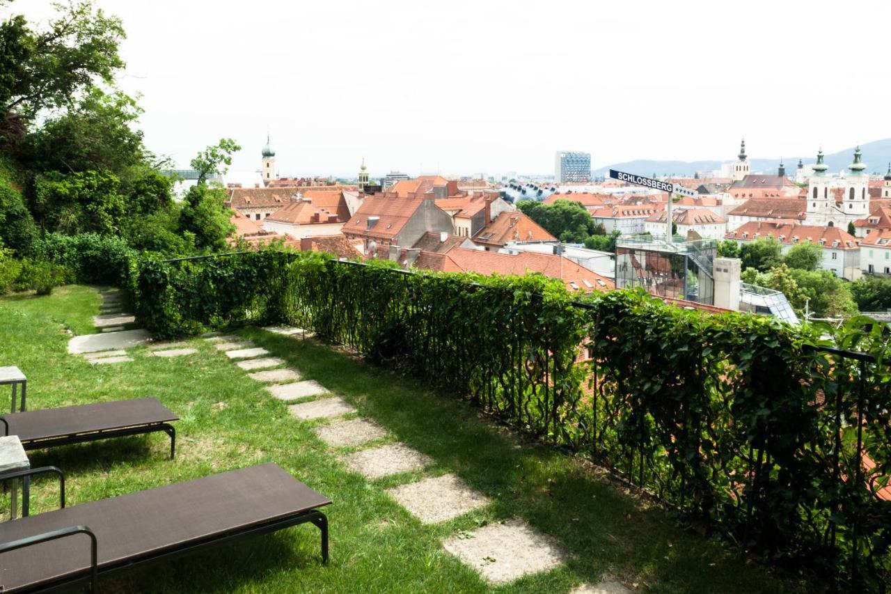 Schlossberghotel Graz Exterior foto View from the garden