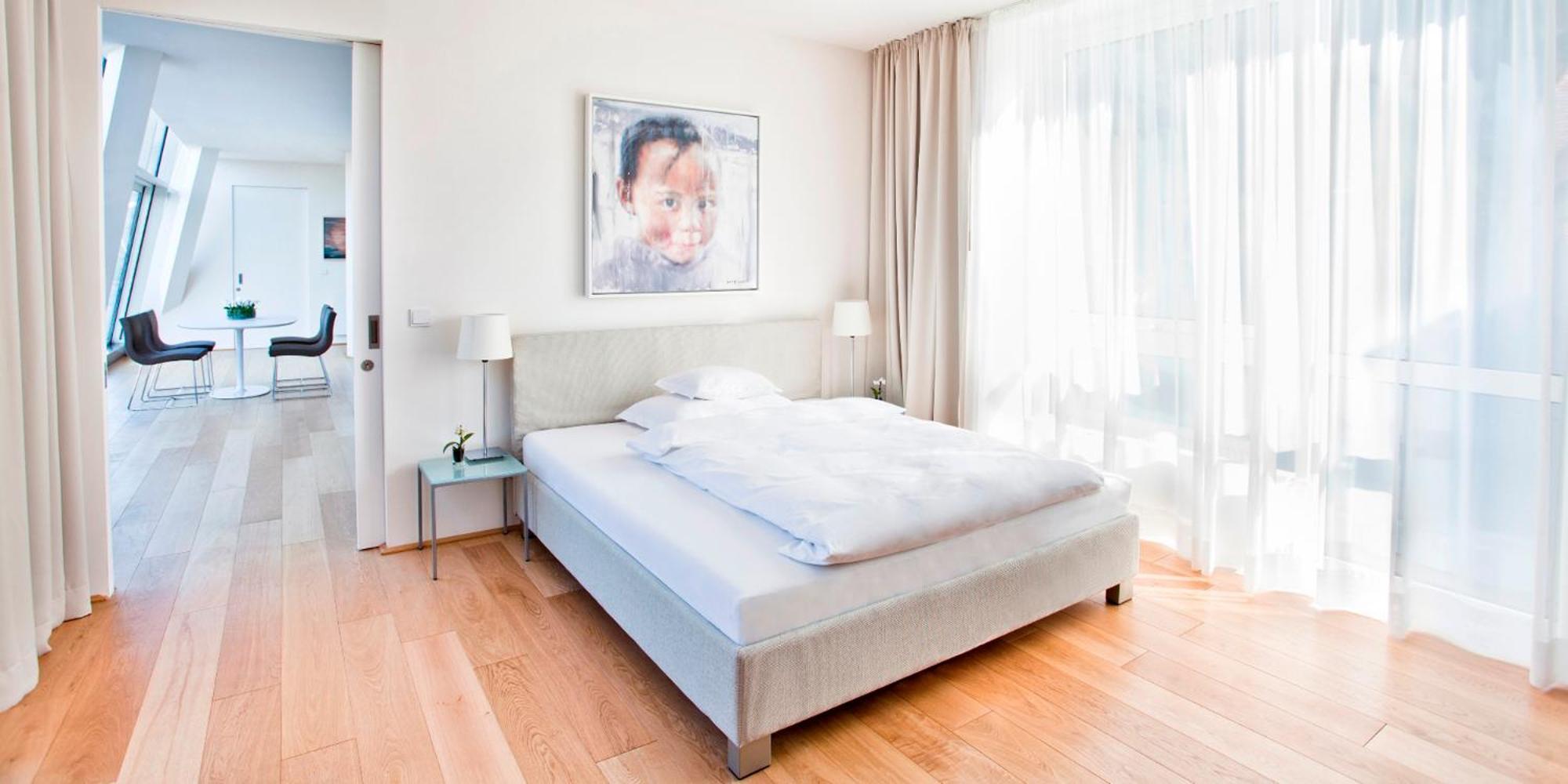 Schlossberghotel Graz Exterior foto A typical bedroom in a serviced apartment
