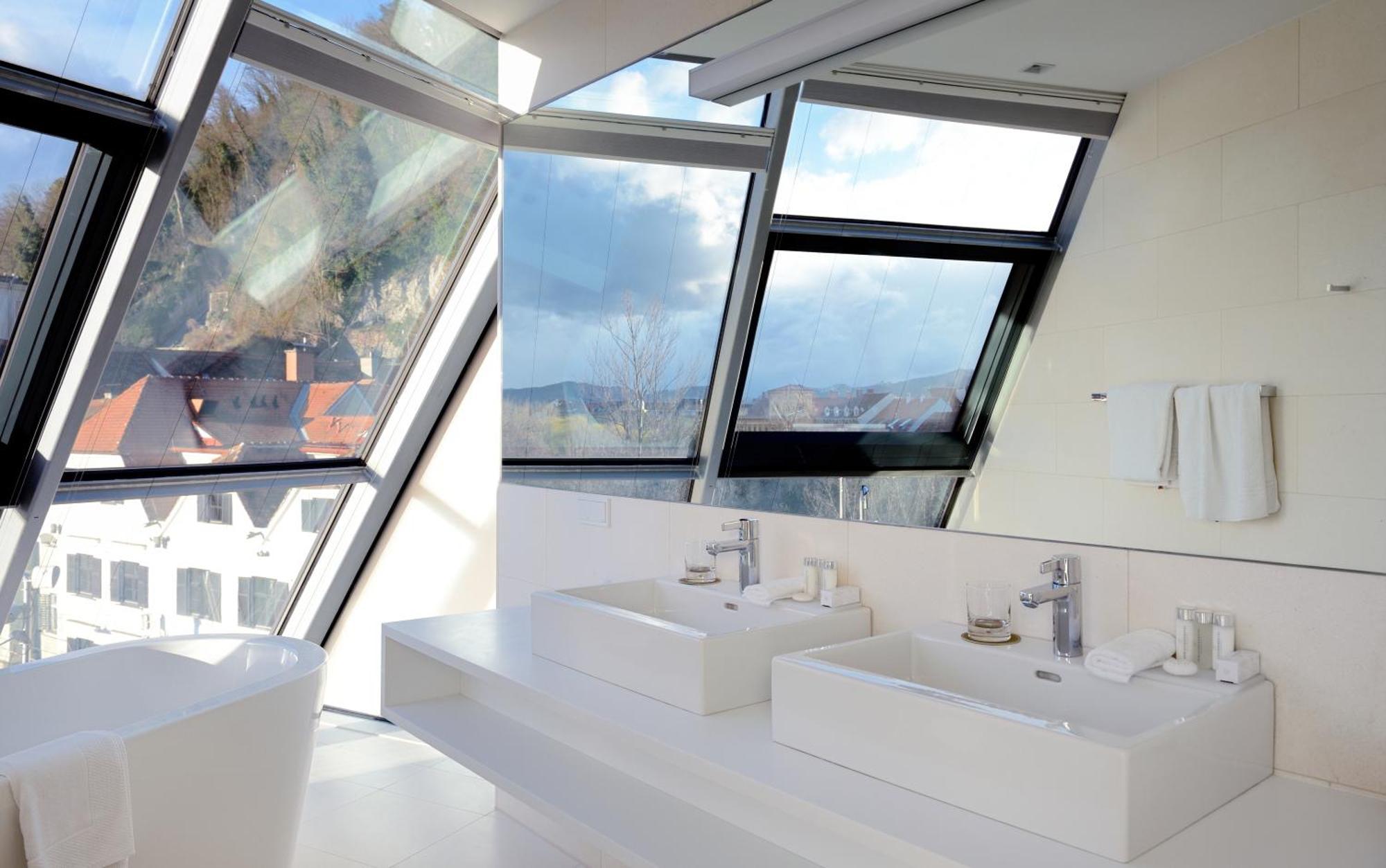 Schlossberghotel Graz Exterior foto Roof windows in a bathroom