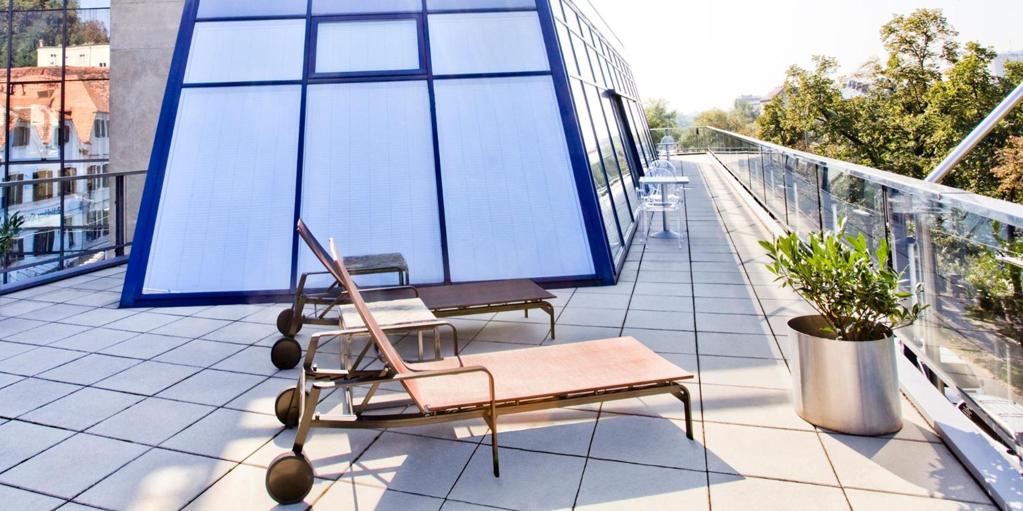 Schlossberghotel Graz Exterior foto A sunlounger
