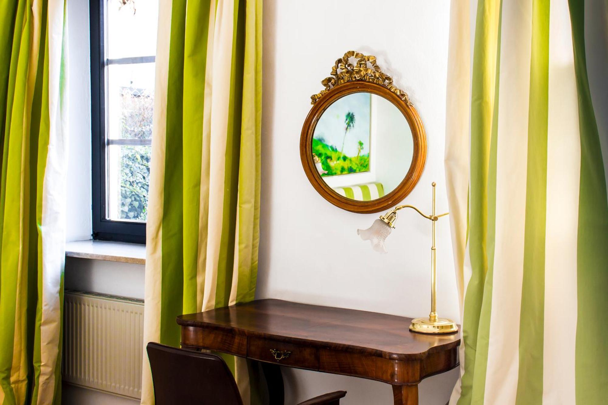 Schlossberghotel Graz Exterior foto Curtains in a bedroom